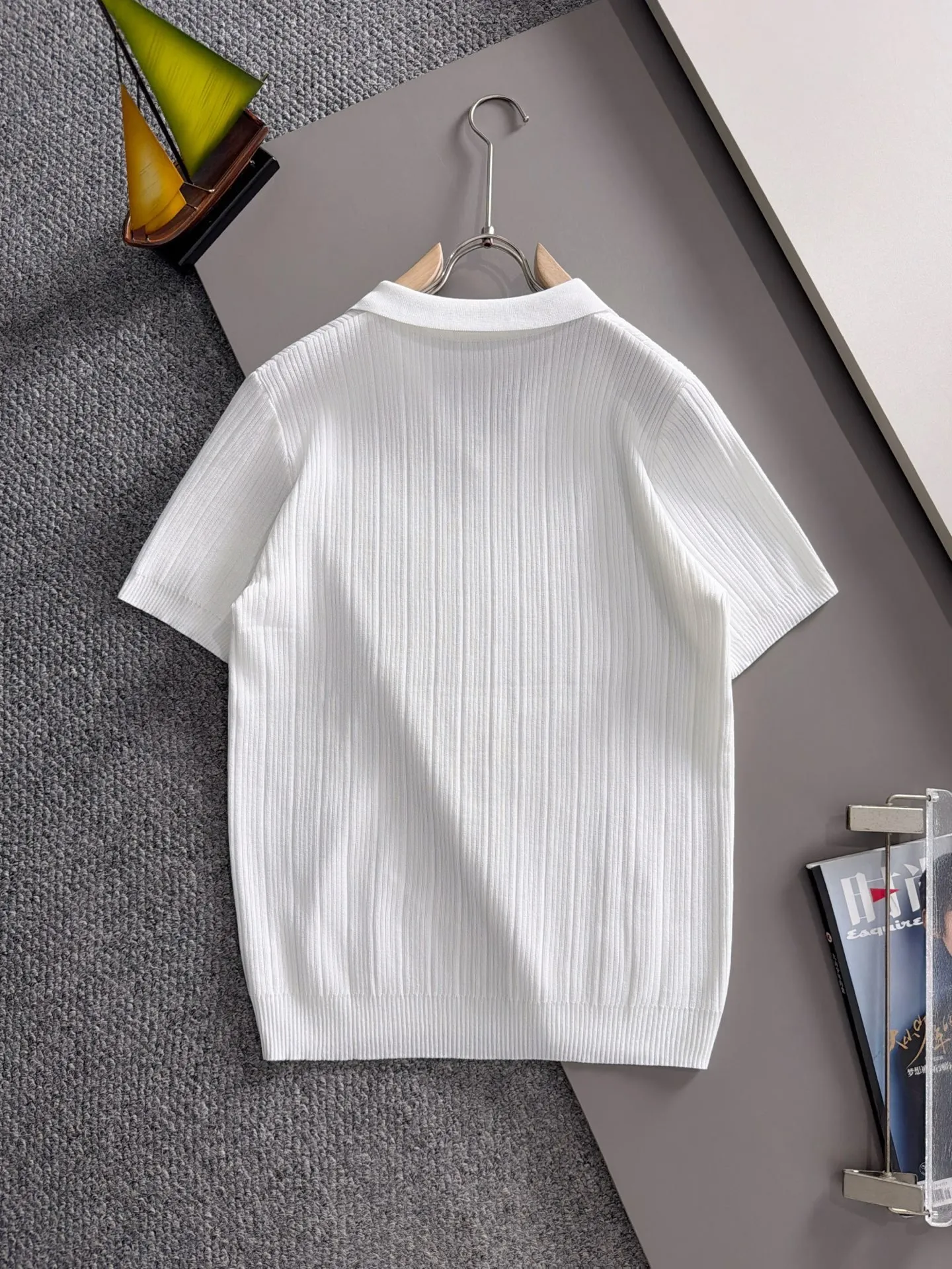 LP high quality 26ss New Arrival men's knitted short-sleeved T-shirt is made of combed cotton yarn knitted cotton fabric, no pressure when entering and exiting the counter. Exclusive control of raw materials. It feels substantial when weighed, and the upper body is more textured than ordinary T-shirts. This texture can cope with the weather easily and is suitable for both hot and cold! Designed for a loose fit. Size: M to 3XL